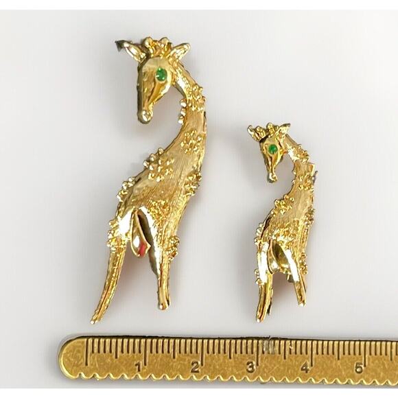Vintage Giraffe Scatter Pin Brooch Mother Baby Gold Tone Green Rhinestone Eye - Picture 1 of 9